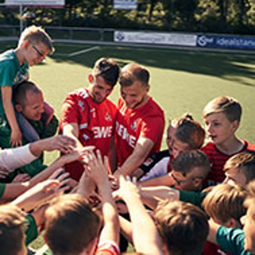 Schlagzeilen - Salih Özcan und Johannes Geis (beide 1. FC Köln) mit Jugendfußballern des SV Erfa 09 Gymnich 